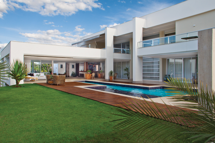 De medidas generosas e cenários banhados pela luz natural, a geometria foi o ponto de partida para determinar a arquitetura deste lar - Revista InterArq | Arquitetura, Decoração, Design, Paisagismo e Lifestyle