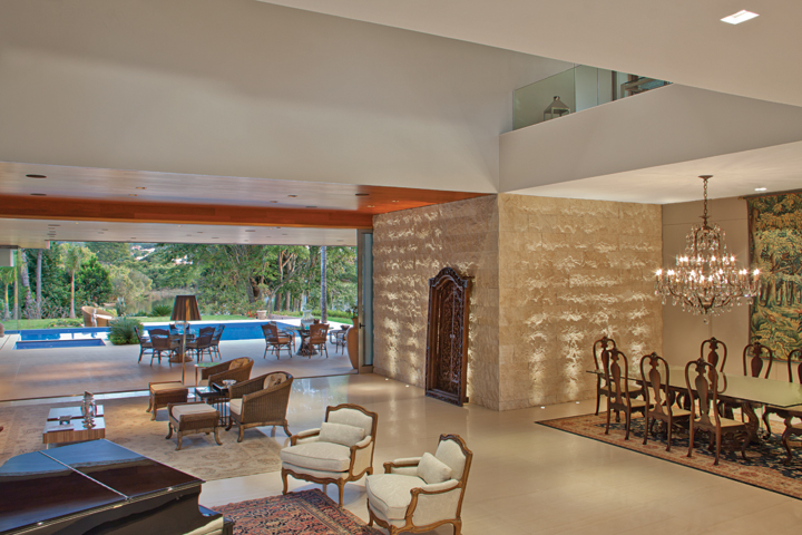 O guarda-corpo de vidro (Vidromex) exibe as formas limpas e equilibradas da arquitetura em “L”