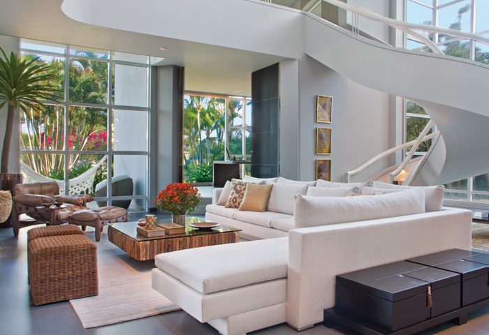 Desenvolvida para adaptar-se ao dia a dia de um jovem escritor, a morada possui amplo escritório e design de interiores moderno - Revista InterArq | Arquitetura, Decoração, Design, Paisagismo e Lifestyle