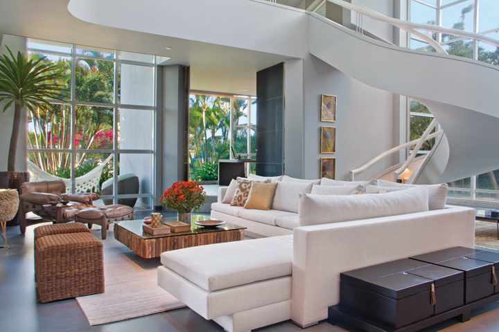 Desenvolvida para adaptar-se ao dia a dia de um jovem escritor, a morada possui amplo escritório e design de interiores moderno - Revista InterArq | Arquitetura, Decoração, Design, Paisagismo e Lifestyle