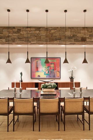 O quinteto de pendentes Foscarini, em concreto, da Light Design, valoriza o ambiente de jantar, com mesa e buffet de Jader Almeida e cadeiras de Sérgio Rodrigues. Tela do artista mineiro André Lafetá