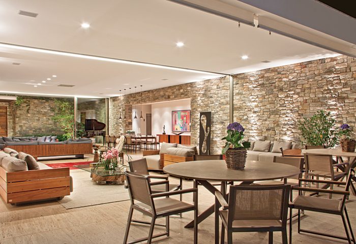 O projeto de interiores desta residência teve como bossa peças assinadas por designers brasileiros e elementos em cores vivas - Revista InterArq | Arquitetura, Decoração, Design, Paisagismo e Lifestyle