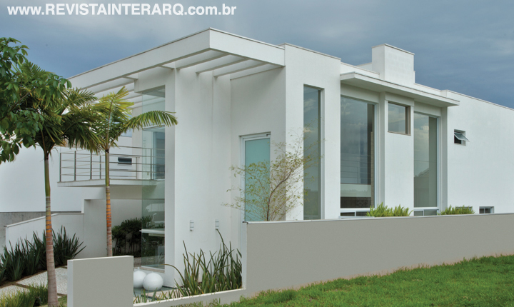 Neste projeto, o briefing previa uma residência alta em estilo contemporâneo com uma grande caixa de vidro na fachada - Revista InterArq | Arquitetura, Decoração, Design, Paisagismo e Lifestyle