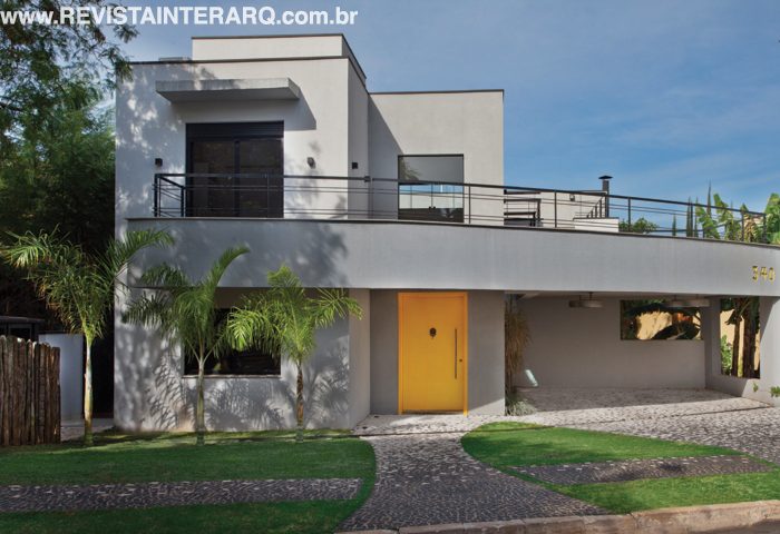 Minimalista, a construção desta casa foi feita em três pavimentos com intuito de otimizar o espaço - Revista InterArq | Arquitetura, Decoração, Design, Paisagismo e Lifestyle