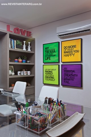 O office do morador ganhou bossa com os acessórios coloridos (Casa Malgga).