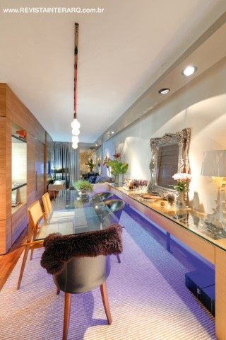 Neste projeto de revitalização, a área social foi ampliada e composta por um décor descontraído para receber amigos e família - Revista InterArq | Arquitetura, Decoração, Design, Paisagismo e Lifestyle