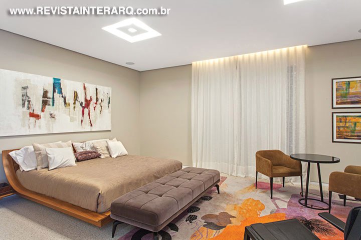 A suíte de casal traz uma composição contemporânea, em tons pastel, com cortinas da Tenda Decorações e telas de Cláudia Cabral