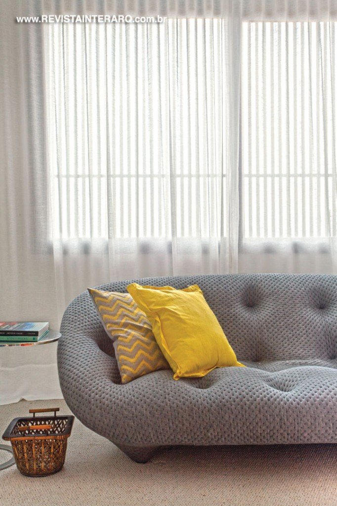 Os detalhes do projeto de decoração dão lições de equilíbrio entre o design contemporâneo e peças clássicas
