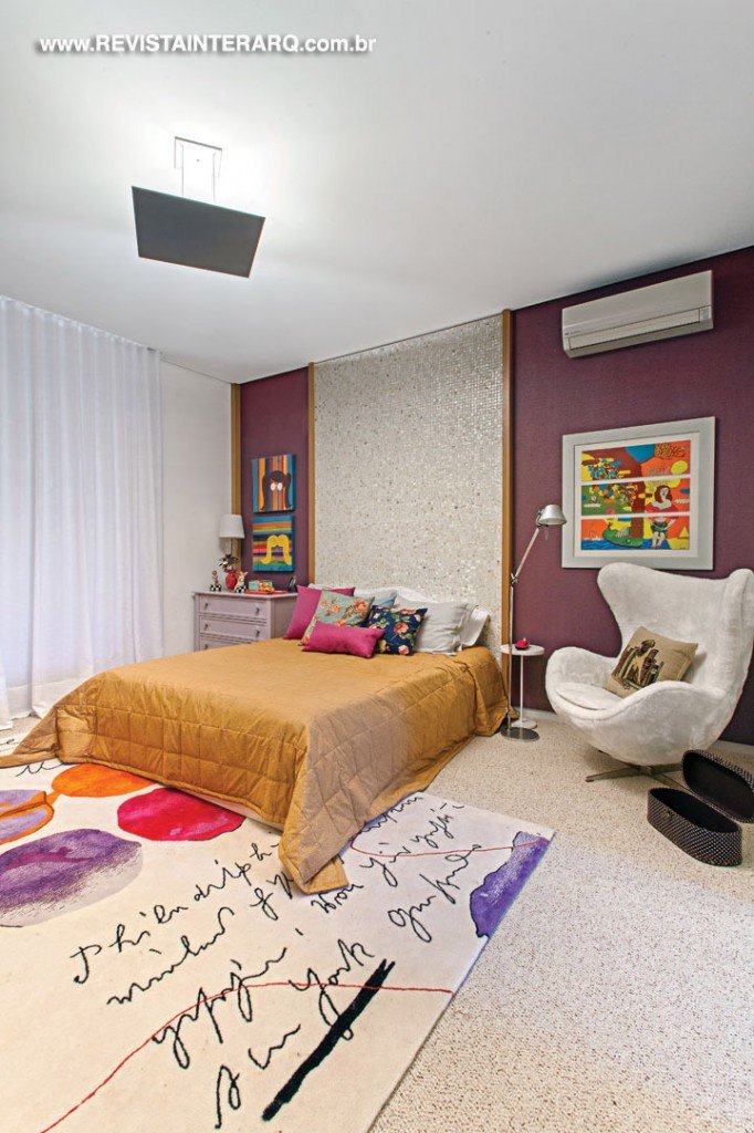 O quarto da menina ganhou nuances de amarelo na marcenaria