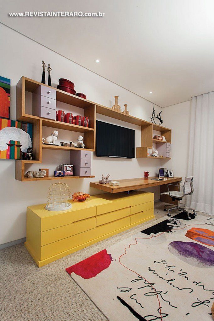 O quarto da menina ganhou nuances de amarelo na marcenaria