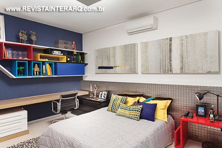 Cores lúdicas e linhas retas personalizaram o dormitório do filho. A cabeceira é em aço inox. O projeto arquitetônico da casa é de Roberto Dipietro