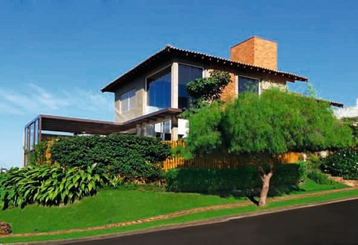 O maior desafio deste projeto foi desenvolver o briefing de uma casa térrea, pensada para receber muitos amigos, em um terreno com desnível - Revista InterArq | Arquitetura, Decoração, Design, Paisagismo e Lifestyle