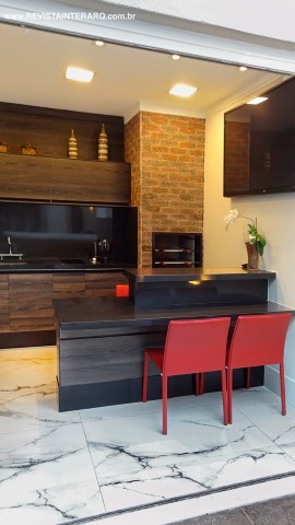 Com a proposta de reunir o maior número de amigos, a cobertura é versátil e agradável. A área coberta do lazer ganhou piso da Portobello Shop, enquanto a externa foi revestida com piso Solarium e tijolos da Palimanan (Villa Rústica Acabamentos). Todos os móveis planejados são da Dell Anno