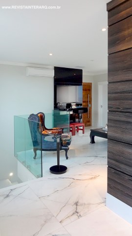 Com a proposta de reunir o maior número de amigos, a cobertura é versátil e agradável. A área coberta do lazer ganhou piso da Portobello Shop, enquanto a externa foi revestida com piso Solarium e tijolos da Palimanan (Villa Rústica Acabamentos). Todos os móveis planejados são da Dell Anno