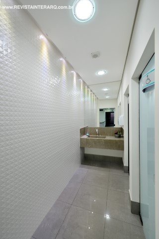 A bancada executada pela Marmoraria Lençóis finaliza com elegância o acesso aos sanitários. O rebaixo em gesso é da AD Gesso