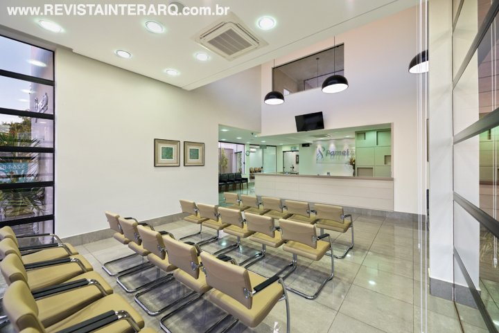Espaçosa e agradável, a recepção é naturalmente bem iluminada pela cortina de vidro