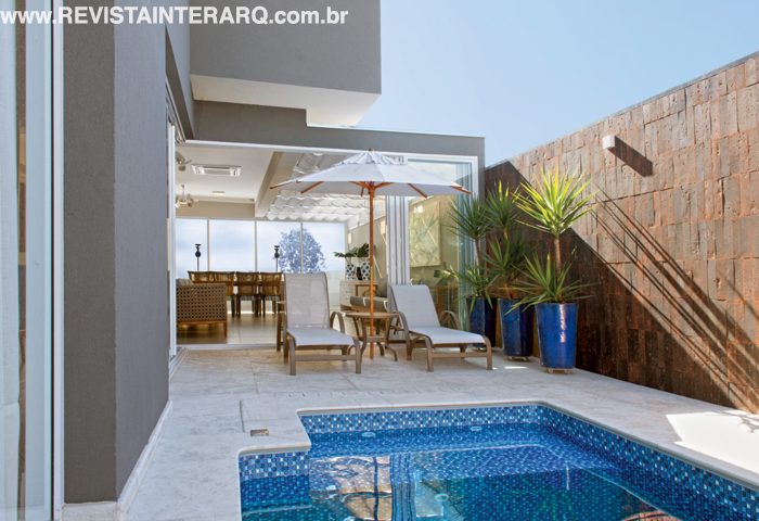 Neste projeto de interiores, uma das soluções da arquiteta foi eliminar algumas paredes para incentivar o convívio familiar e melhorar a circulação - Revista InterArq | Arquitetura, Decoração, Design, Paisagismo e Lifestyle