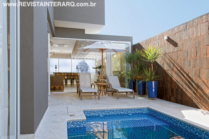 Neste projeto de interiores, uma das soluções da arquiteta foi eliminar algumas paredes para incentivar o convívio familiar e melhorar a circulação - Revista InterArq | Arquitetura, Decoração, Design, Paisagismo e Lifestyle