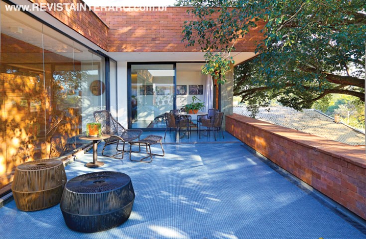 No segundo piso, além de um ambiente reversível, com soluções para suíte, home e office, a profissional criou um terraço com espaço gourmet sob a sombra do Jequitibá