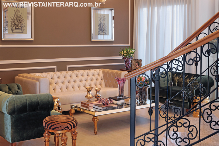 No living, o sofá em capitonê divide a cena com a mesa de centro (ambos da Decorativa) e banqueta com estampa animal print