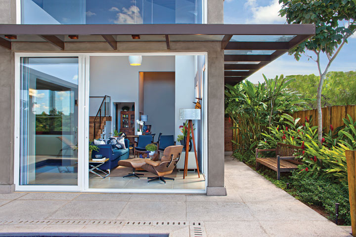 O living, integrado ao social por portas de vidro e alumínio (Projesp). Os pisos internos e externos são da Solarium, no mesmo tom para dar unidade visual.