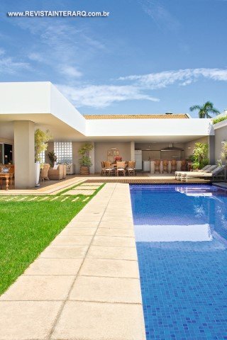 A fachada do lazer ganhou novos ares com a textura fendi em contraponto ao colorido dos jardins (Dionísio Caron Paisagismo) e das pastilhas azuis da piscina com borda em Solarium. Ao fundo, o deck de madeira convida a banhos de Sol. O projeto arquitetônico original é de Eduardo Ferreira Forato