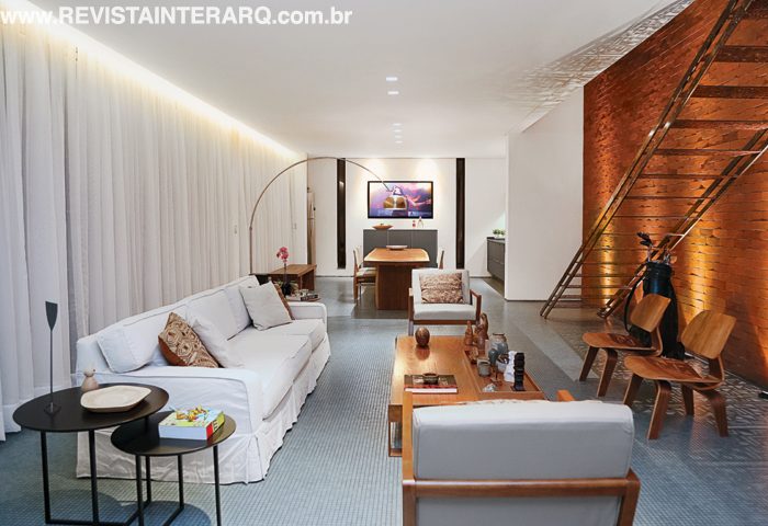 O grande desafio foi projetar uma residência tipo loft, em dois pavimentos, preservando todos os galhos da árvore ao lado do terreno - Revista InterArq | Arquitetura, Decoração, Design, Paisagismo e Lifestyle