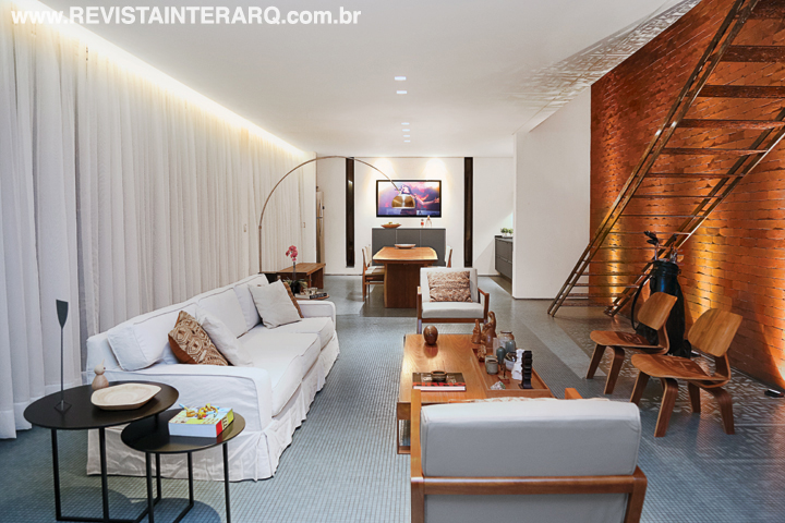 O grande desafio foi projetar uma residência tipo loft, em dois pavimentos, preservando todos os galhos da árvore ao lado do terreno - Revista InterArq | Arquitetura, Decoração, Design, Paisagismo e Lifestyle