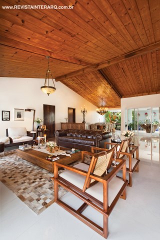 A unidade visual da ala social é acentuada pelo uso do mesmo porcelanato no piso (Casa dos Construtores)