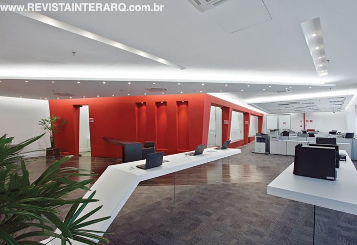 Com efeito visual inusitado, este projeto para uma fábrica destaca-se por suas linhas angulares e cores intensas - Revista InterArq | Arquitetura, Decoração, Design, Paisagismo e Lifestyle