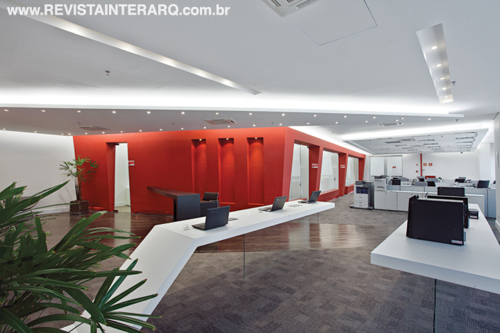 Com efeito visual inusitado, este projeto para uma fábrica destaca-se por suas linhas angulares e cores intensas - Revista InterArq | Arquitetura, Decoração, Design, Paisagismo e Lifestyle
