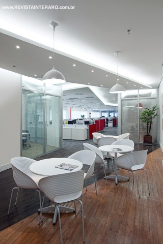 Nas áreas de circulação, a iluminação é indireta e, na área do open office, é eficiente e bem distribuída, evitando sombras para tornar o ambiente mais produtivo