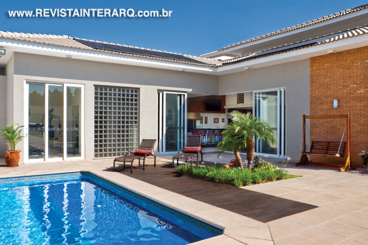 Com a premissa de unir a família, a arquiteta criou espaços amplos e conjugados para esta residência - Revista InterArq | Arquitetura, Decoração, Design, Paisagismo e Lifestyle