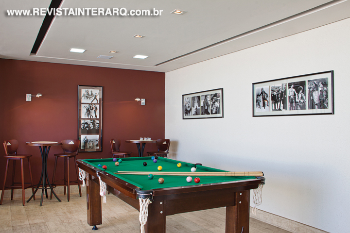 Pensado para receber os amigos, o espaço gourmet conta com TV, mesa de jogos.