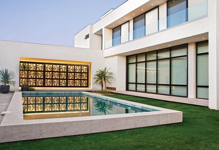 A arquitetura de linhas puras e a volumetria harmoniosa ganhou destaque e movimento com o uso de materiais naturais neste projeto - Revista InterArq | Arquitetura, Decoração, Design, Paisagismo e Lifestyle