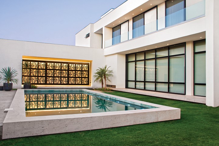 A arquitetura de linhas puras e a volumetria harmoniosa ganhou destaque e movimento com o uso de materiais naturais neste projeto - Revista InterArq | Arquitetura, Decoração, Design, Paisagismo e Lifestyle