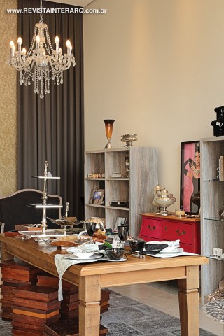 A base neutra dos objetos decorativos foi utilizada para destacar os produtos desta loja sofisticada de moda - Revista InterArq | Arquitetura, Decoração, Design, Paisagismo e Lifestyle