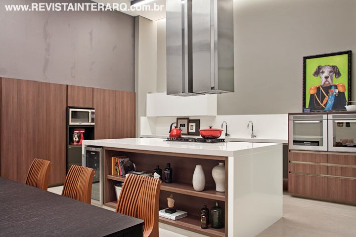 Na cozinha com móveis planejados da Florense, a bancada é em Silestone Branco Polar (Alfa Marmoraria).Coifa da Máxima Coifas, eletros da Spazio Eletrodomésticos, piso em porcelanato da Toque Final e móveis da Casa Decorada