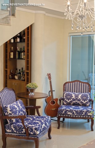 Confortáveis poltronas Luiz XV decoram o living