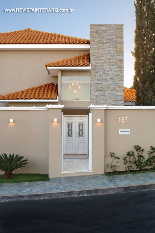 A fachada com ares clássicos ganhou entrada com piso em mármore Travertino e volumetria revestida com pedras filetadas (tudo da Marmoraria Brasil). A iluminação pontual (PG Materiais Elétricos) valoriza os traços arquitetônicos. O pano de vidro com esquadrias de alumínio é do Colorado Grupo