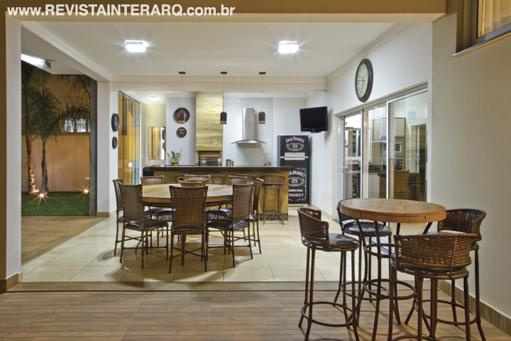 Espaço gourmet, ao lado do deck revestido com porcelanato amadeirado (Portobello Shop). Todo material básico da obra é do Depósito Alvorada e a parte hidráulica é da Hidromar