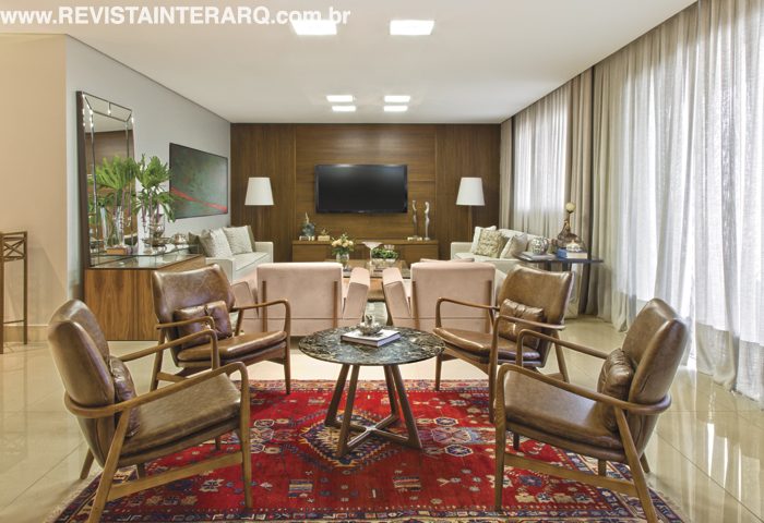 Ambientes amplos e integrados são a solução para estimular o convívio em família e às reuniões com os amigos neste projeto de interiores - Revista InterArq | Arquitetura, Decoração, Design, Paisagismo e Lifestyle