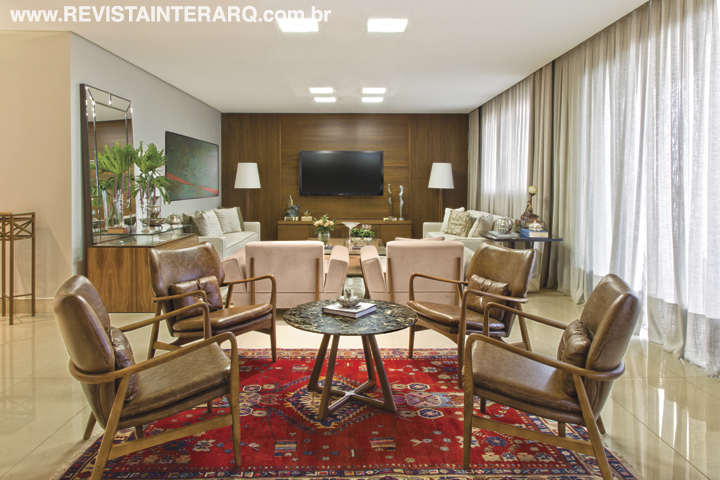 Ambientes amplos e integrados são a solução para estimular o convívio em família e às reuniões com os amigos neste projeto de interiores - Revista InterArq | Arquitetura, Decoração, Design, Paisagismo e Lifestyle