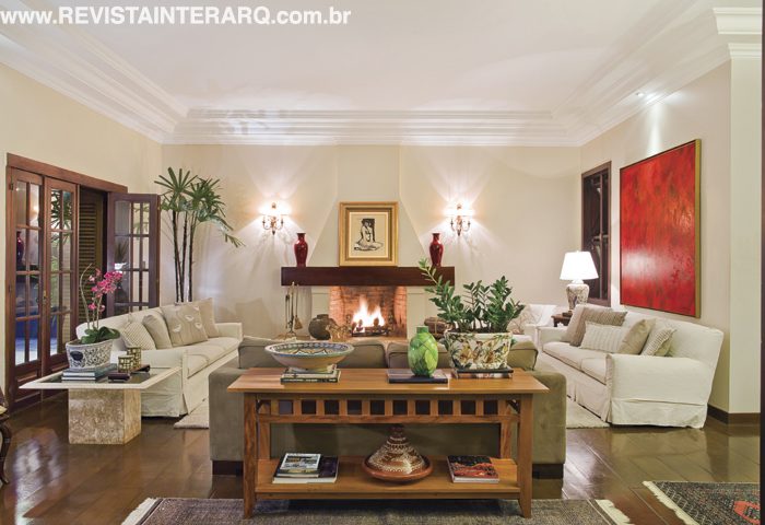 Com ar descontraído, o décor desta casa possui uma coleção de Muranos e móveis herdados da família para fazer alusão a um tempo desacelerado - Revista InterArq | Arquitetura, Decoração, Design, Paisagismo e Lifestyle