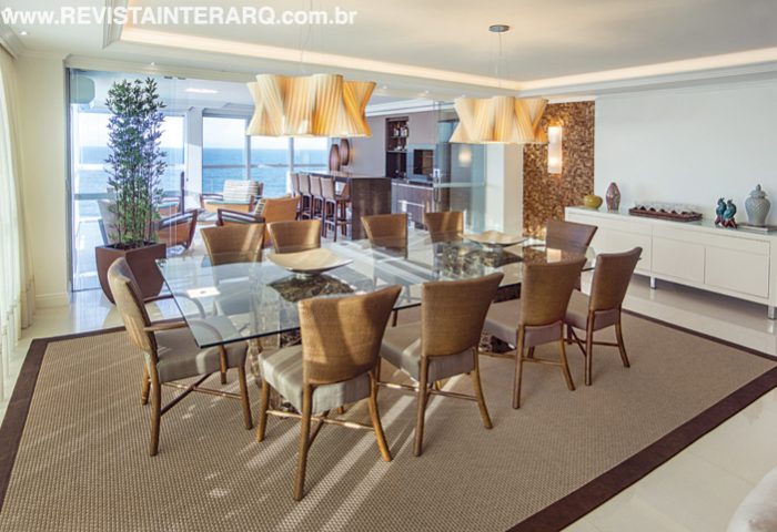 Ponto de encontro da família, painéis em madeira, móveis em fibras naturais e luminárias de design criam uma personalidade receptiva no apartamento - Revista InterArq | Arquitetura, Decoração, Design, Paisagismo e Lifestyle