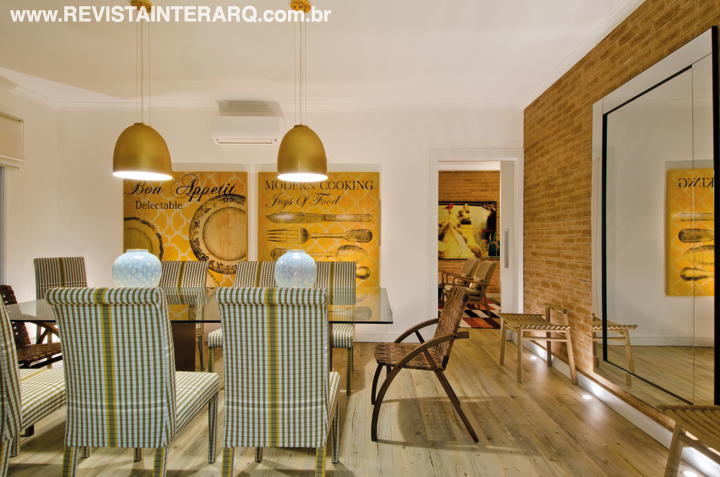 O piso vinílico amadeirado (Ateliê Revestimentos Roberto Cervellini) e a iluminação cênica (ViaLight) também foram as escolhas para o jantar. A mesa de vidro ficou perfeita com a combinação de cadeiras com tecidos estampados, estofadas pela Tapeçaria Estrela, e as de fibras sintéticas da Brasil Post. Quadros da Artgesso São Francisco