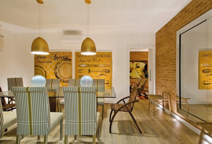 Para criar uma proposta atual foi preciso uma reestruturação elétrica completa a fim de adequar esta residência ao cotidiano do casal com filhos pequenos - Revista InterArq | Arquitetura, Decoração, Design, Paisagismo e Lifestyle