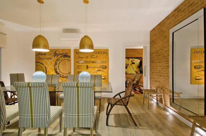 Para criar uma proposta atual foi preciso uma reestruturação elétrica completa a fim de adequar esta residência ao cotidiano do casal com filhos pequenos - Revista InterArq | Arquitetura, Decoração, Design, Paisagismo e Lifestyle