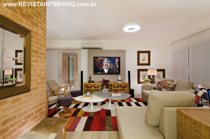 A sala de TV foi ambientada com poltronas, pufes e banquetas da Brasil Post e tapete da Harba. Nas paredes, espelhos e gravuras com molduras da Artgesso São Francisco