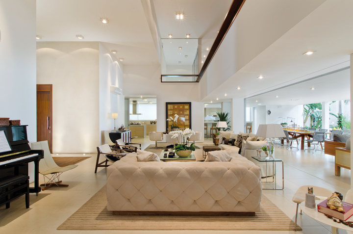 A distribuição dos ambientes deste projeto favoreceu a integração - Revista InterArq | Arquitetura, Decoração, Design, Paisagismo e Lifestyle